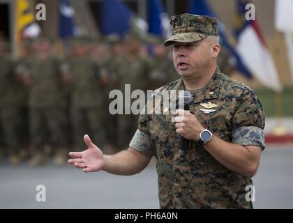 Stati Uniti Navy Capt. Michael O. Enriquez, comandante, Campo Battalion-West Medica (FMTB-W), parla con gli amici e la famiglia durante un cambio del comando cerimonia al Marine Corps base Camp Pendleton, California, 29 giugno 2018. Enriquez ha parlato dell'importanza della FMTB-W e la sua missione nella creazione di battlefield primi responder. Foto Stock