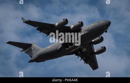 Una C-17 Globemaster III assegnato alla 517th Airlift Squadron esegue un fly-over durante l'Artico Thunder Open House esigenze speciali e per il Dipartimento della Difesa la Giornata della Famiglia a base comune Elmendorf-Richardson, Alaska, 29 giugno 2018. Durante la biennale open house, JBER apre le sue porte al pubblico e ospita diversi artisti tra cui gli Stati Uniti Air Force Thunderbirds, JBER forze congiunte di dimostrazione e gli Stati Uniti Air Force F-22 Raptor team di dimostrazione. Foto Stock