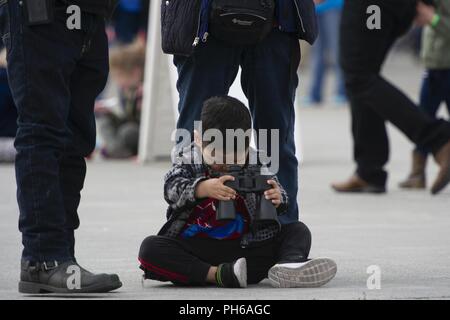 Laurence-Taylor, 3, guarda se un binocolo ad Arctic Thunder Open House su base comune Elmendorf-Richardson, Alaska, 30 giugno 2018. Durante la biennale open house, JBER apre le sue porte al pubblico e ospita diversi artisti tra cui gli Stati Uniti Air Force Thunderbirds, JBER forze congiunte di dimostrazione e gli Stati Uniti Air Force F-22 Raptor team di dimostrazione. Foto Stock