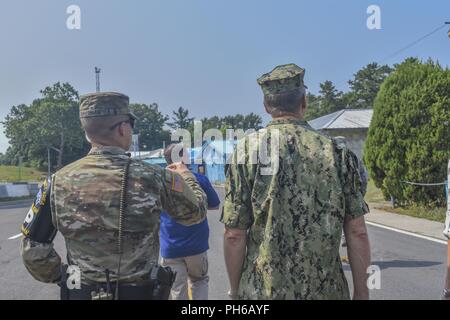 ADM Philip S. Davidson è portato in un tour della zona demilitarizzata in corrispondenza del giunto dell'area di sicurezza, Repubblica di Corea. ADM Davidson ha completato la sua prima visita nella Repubblica di Corea in quanto essendo prestato giuramento come il comandante del neo-nominato Indo-pacifico comando. Foto Stock