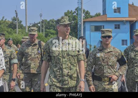 ADM Philip S. Davidson tours la zona demilitarizzata in corrispondenza del giunto dell'area di sicurezza, Paju, Corea del Sud. ADM Davidson ha completato la sua prima visita nella Repubblica di Corea in quanto essendo prestato giuramento come il comandante del neo-nominato Indo-pacifico comando. Foto Stock