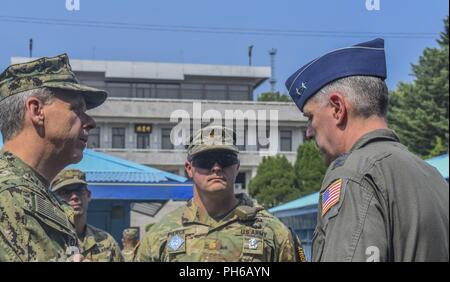 ADM Philip S. Davidson e U.S. Corea le forze di capo del personale Maj Gen Michael A. Minihan riceve una breve su 'Conferenza Row' in corrispondenza della zona smilitarizzata del giunto dell'area di sicurezza, Paju, Repubblica di Corea. ADM Davidson ha completato la sua prima visita nella Repubblica di Corea in quanto essendo prestato giuramento come il comandante del neo-nominato Indo-pacifico comando. Foto Stock