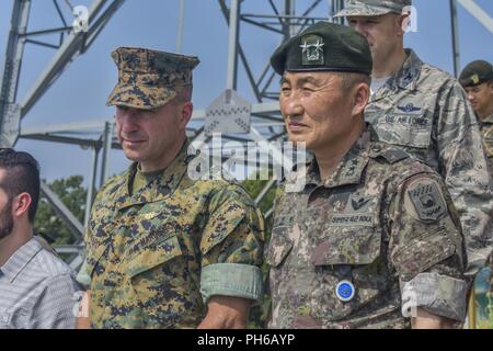 INDOPACOM SgtMaj Anthony Spadaro e ROK-US forze combinate il comando capo del personale MG Shin Sang-bum ascoltare una breve durante un tour della zona demilitarizzata in corrispondenza del giunto dell'area di sicurezza, Paju, Repubblica di Corea. SgtMaj Spadaro accompagnato ADM Philip S. Davidson su Davidson la prima visita alla Repubblica di Corea essendo stato giurato in come il comandante INDOPACOM. Foto Stock