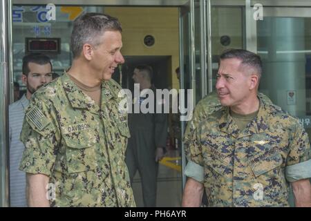 Comandante INDOPACOM ADM Philip S. Davidson e Senior leader arruolato SgtMaj Anthony A. Spadaro condividere una risata durante il loro tour della zona demilitarizzata in corrispondenza del giunto dell'area di sicurezza, Paju, Repubblica di Corea. ADM Davidson ha completato la sua prima visita nella Repubblica di Corea in quanto essendo prestato giuramento come il comandante del neo-nominato Indo-pacifico comando. Foto Stock