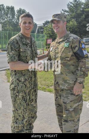 Comandante INDOPACOM ADM Philip S. Davidson presenta la sua moneta alle Nazioni Unite di sicurezza comando comandante del battaglione LTC Sean M. domani prima di uscire il giunto dell'area di sicurezza, Paju, Repubblica di Corea. ADM Davidson ha completato la sua prima visita nella Repubblica di Corea in quanto essendo prestato giuramento come il comandante del neo-nominato Indo-pacifico comando. Foto Stock