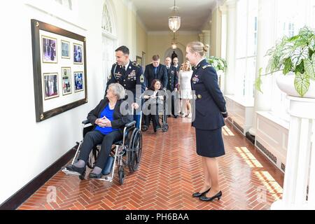 Lyda paolino pozzetti Conner, coniuge di allora PER GLI STATI UNITI Esercito 1Lt. Garlin M. Conner, e membri della famiglia partecipare ad una gita alla Casa Bianca di Washington, D.C., 26 giugno 2018. Conner postumo è stato premiato con la medaglia d'Onore per azioni mentre si serve come un funzionario di intelligence con sede e Sede Società, 3° Battaglione, 7° Reggimento di Fanteria, terza divisione di fanteria, durante la II Guerra Mondiale il 24 gennaio 1945. Foto Stock