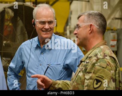 Col. Ken Letcher, commander, Rock Island Arsenal congiunti di produzione e Technology Center, fornisce dettagli sulle funzionalità di RIA-JMTC la fonderia al segretario della Marina Richard V. Spencer. Foto Stock