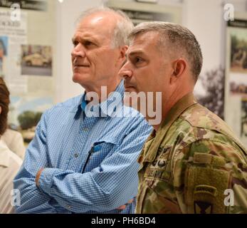 Col. Ken Letcher, commander, Rock Island Arsenal congiunti di produzione e Technology Center, fornisce approfondimenti sulla storia dell'Arsenal al segretario della Marina Richard V. Spencer. Foto Stock