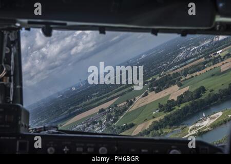 Una vista di Columbus, Ohio fuori il finestrino della cabina di pilotaggio di un KC-135 Stratotanker con la 121 Air Refuelling Wing, Ohio Giugno 27, 2018. La 121 a ARW è situato sul Rickenbacker Air National Guard Base, Ohio, che è situato a 16 miglia da Columbus' centro citta'. Foto Stock