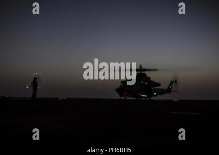 Mare Mediterraneo (29 giugno 2018) UN UH-1Y Venom elicottero, assegnato a mezzo marino Tiltrotor Squadron (VMM) 162 (rinforzato), 26 Marine Expeditionary Unit (MEU), si prepara a prendere il via della San Antonio-classe di trasporto anfibio dock USS New York (LPD) 21 giugno 29, 2018. Il ventiseiesimo MEU regolarmente che ripete il giorno e la notte gli sbarchi di mantenere le competenze mentre distribuito negli Stati Uniti Sesta flotta area di operazioni. Stati Uniti Sesta flotta, con sede a Napoli, Italia, conduce lo spettro completo di giunto e operazioni navali, spesso di concerto con alleati e partner tra le agenzie, al fine di avanzare U.S. n Foto Stock