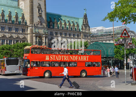 Stadtrundfahrt, Bus Rathaus, Rathausmarkt, Amburgo, Deutschland Foto Stock