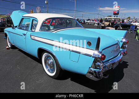 CONCORD, NC - Aprile 8, 2017: UN 1960 Studebaker Hawk automobile sul display in Pennzoil AutoFair classic car show tenutosi a Charlotte Motor Speedway. Foto Stock