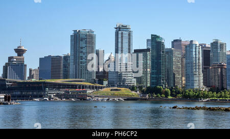 Visualizza modulo Stanley Park su Alta edifici di appartamenti lungo English Bay, Vancouver, British Columbia, Canada Foto Stock