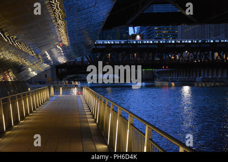 Luci lungo il Riverwalk a Chicago prima che il sole sorge. Foto Stock