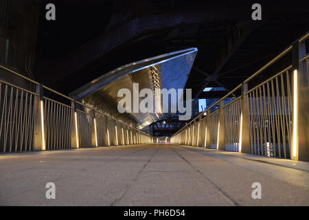 Luci lungo il Chicago Riverwalk sotto il LaSalle St. ponte prima che il sole sorge. Foto Stock