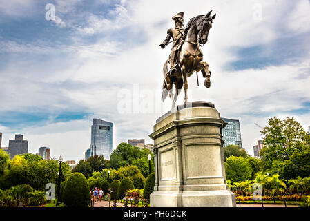 George Washington statua in Boston Common Park con lo skyline della città e grattacieli. Foto Stock