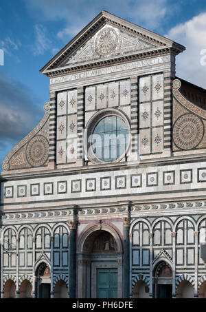 La facciata di Santa Maria Novella completata da Leon Battista Alberti nel 1470, a Firenze Foto Stock