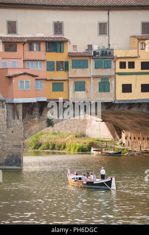 Firenze, Italia - 2018, 14 Luglio: turisti navigando lungo il fiume Arno, su un tour sightsseeing, vicino a Ponte Vecchio a Firenze, Italia. Foto Stock