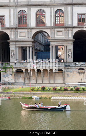 Firenze, Italia - 2018, 14 Luglio: i turisti in una gita turistica, navigando lungo il fiume Arno, vicino alla Galleria degli Uffizi il museo d'arte di Firenze, Italia. Foto Stock