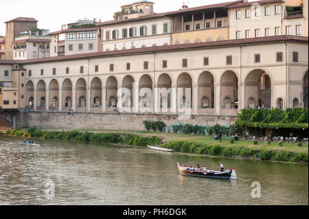 Firenze, Italia - 2018, 14 Luglio: turisti navigando lungo il fiume Arno, su un tour sightsseeing, vicino al Corridoio Vasariano a Firenze, Italia. Foto Stock