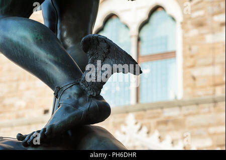 Dettaglio del sandalo alato. Concetto di velocità, velocità, messenger. Foto Stock
