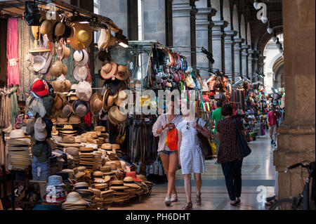 Firenze, Italia - 2018, 14 Luglio: People shopping al mercato in stallo sotto la passeggiata coperta, in Firenze, Italia. Foto Stock