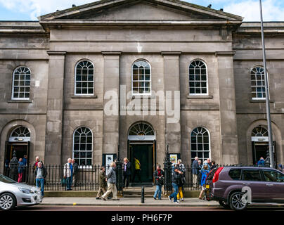 Parte anteriore del Georgian Queen's Hall, ex chiesa ora concert hall e Edinburgh International Festival Luogo, Clerk Street, Edimburgo, Scozia, Regno Unito Foto Stock