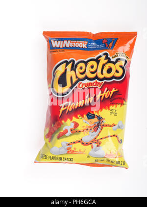 Borsa di Cheetos croccante Flamin' formaggio caldo aromatizzato da snack Frito Lay company, una controllata di PepsiCo su sfondo bianco Foto Stock