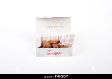 Chick-Fil-un pollo pepite scatola con salsa di immersione su bianco Foto Stock