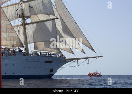 Clipper Ship a pieno la vela in mare con una gara off la prua Foto Stock