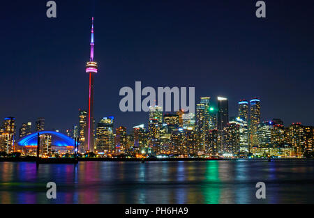 Toronto skyline serale incluso il centro di edifici monumentali CN Tower, Roger il centro e i grattacieli di uffici nel quartiere finanziario e waterfront Foto Stock