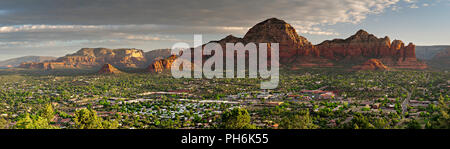 Panorama di Sedona e arenaria circostante buttes presso sunrise, Arizona, Stati Uniti d'America Foto Stock