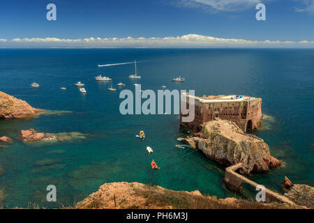 Il forte di São João Baptista di Berlengas, con barche ancorate, visto da Berlenga isola, con Peniche costa a vista, in Portogallo. Foto Stock