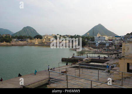 Il Santo acque del lago Pushkar, Rajasthan Foto Stock