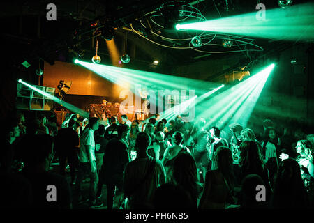 Danimarca Copenhagen - Agosto 11, 2018.L'atmosfera è stupefacente fra il concerto folle sulla pista da ballo durante l'electronic music festival STRØM Festival 2018 a Copenaghen. (Photo credit: Gonzales foto - Malthe Ivarsson). Foto Stock