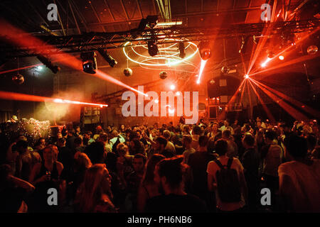 Danimarca Copenhagen - Agosto 11, 2018.L'atmosfera è stupefacente fra il concerto folle sulla pista da ballo durante l'electronic music festival STRØM Festival 2018 a Copenaghen. (Photo credit: Gonzales foto - Malthe Ivarsson). Foto Stock