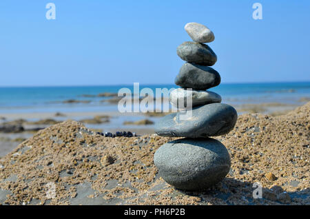 Pila di pietra sul mare spiaggia Foto Stock