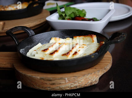 Frittura di formaggio halloumi ancora caldo in padella. Foto Stock