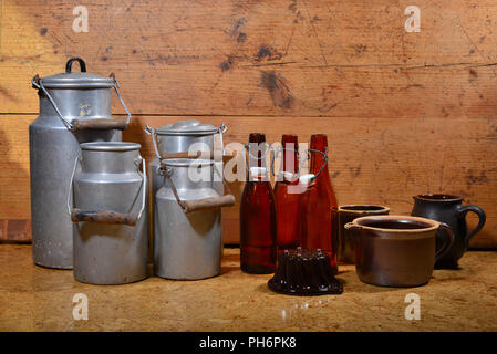 Junk bricco per latte porcellanato pots Foto Stock