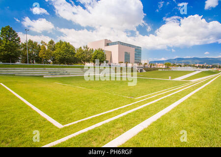 Nuovo parco pubblico e la costruzione della biblioteca nazionale e universitaria di Zagabria, architettura moderna, la facciata di vetro Foto Stock