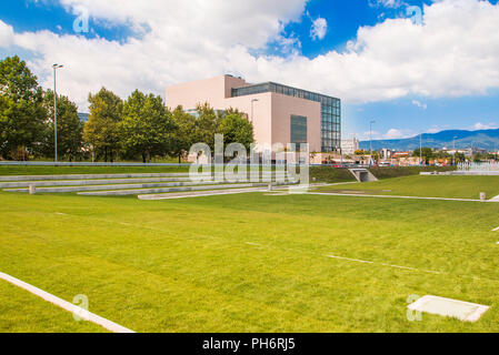 Nuovo parco pubblico e la costruzione della biblioteca nazionale e universitaria di Zagabria, architettura moderna, la facciata di vetro Foto Stock