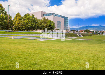 Nuovo parco pubblico e la costruzione della biblioteca nazionale e universitaria di Zagabria, architettura moderna, la facciata di vetro Foto Stock