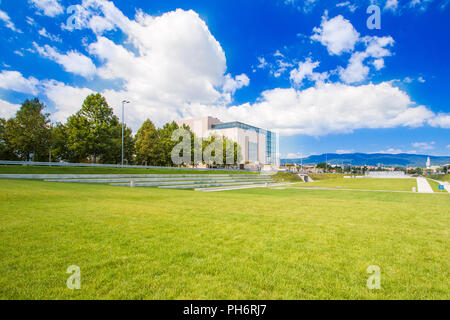 Nuovo parco pubblico e la costruzione della biblioteca nazionale e universitaria di Zagabria, architettura moderna, la facciata di vetro Foto Stock