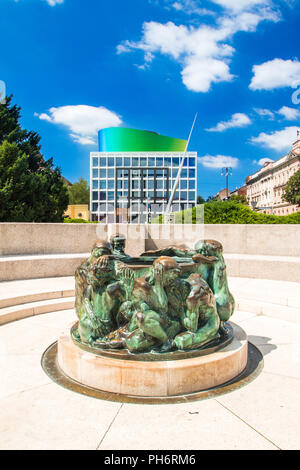 Bene della vita, scultura realizzata da scultore croato Ivan Mestrovic con il nuovo e moderno edificio del croato accademia di musica in background Foto Stock