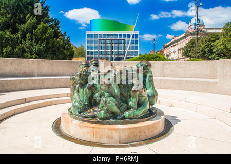 Bene della vita, scultura realizzata da scultore croato Ivan Mestrovic con il nuovo e moderno edificio del croato accademia di musica in background Foto Stock