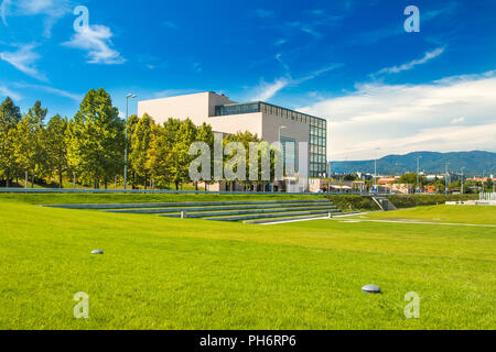 Nuovo parco pubblico e la costruzione della biblioteca nazionale e universitaria di Zagabria, architettura moderna, la facciata di vetro Foto Stock