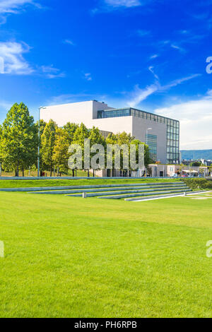 Nuovo parco pubblico e la costruzione della biblioteca nazionale e universitaria di Zagabria, architettura moderna, la facciata di vetro Foto Stock