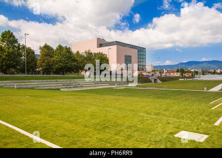 Nuovo parco pubblico e la costruzione della biblioteca nazionale e universitaria di Zagabria, architettura moderna, la facciata di vetro Foto Stock