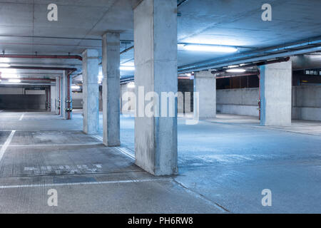 Dark parcheggio garage sala industriali interni. Foto Stock