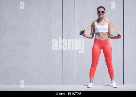 Montare donna Holding Salto con la corda sulle spalle Foto Stock